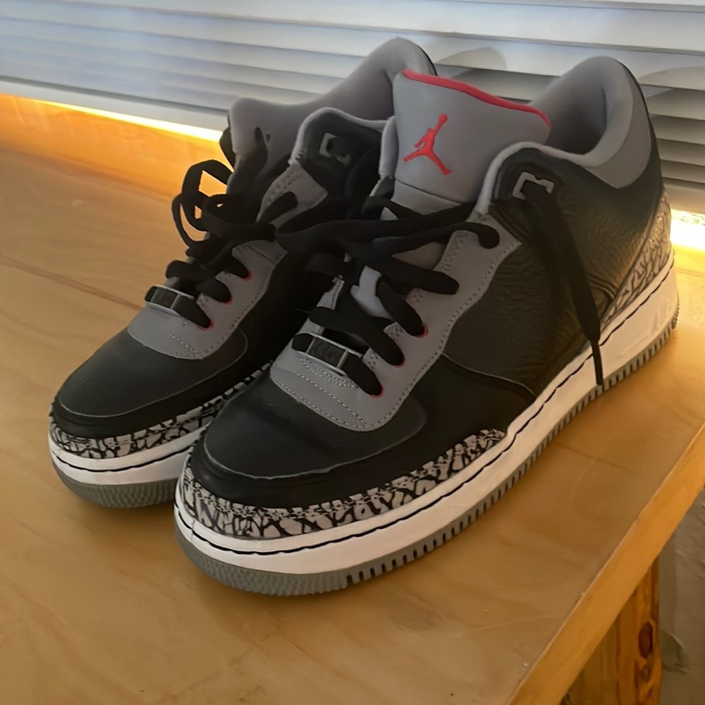Jordan retro 3 OG. Size 6 youth. Black Red, cement